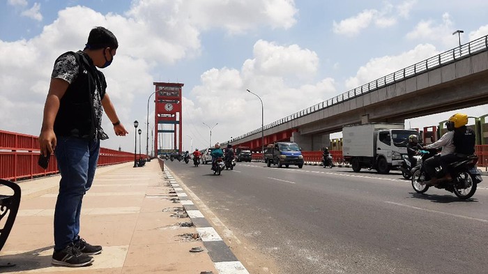 Tiang pembatas di Jembatan Ampera, Palembang, Sumatera Selatan, rusak dan hilang.