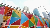 Kini jembatan tersebut menjadi terlihat lebih cantik dengan adanya cat warna-warni tersebut.