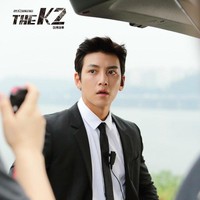 Meskipun dirumorkan melakukan operasi plastik, Ji Chang Wook menjadi aktor Korea paling ganteng pilihan penggemar. Sang aktor mulai banyak dikenal setelah membintangi drama Korea Healer pada 2014. Foto: dok. tvN