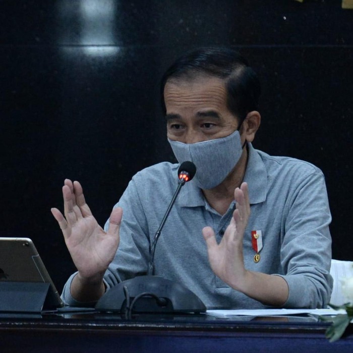 Presiden Jokowi menggelar rapat penanganan COVID-19 di Jabar.