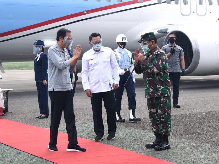 Presiden Jokowi kunker ke Jawa Barat dan disambut Gubernur Ridwan Kamil.