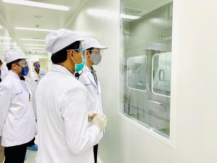 Presiden Jokowi tiba di PT Bio Farma (Persero) Bandung untuk meninjau fasilitas produksi dan pengemasan Vaksin COVID-19, Selasa 11 Agustus 2020 pukul 09.45 WIB.

Peninjauan dipandu oleh Direktur Utama PT Bio Farma (Persero) Honesti Basyir.