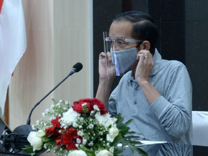 Presiden Jokowi menggelar rapat penanganan COVID-19 di Jabar.