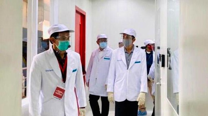 Presiden Joko Widodo tinjau fasilitas produksi vaksin COVID-19. Jokowi turut saksikan proses penyuntikan vaksin Corona yang tengah dalam tahapan uji klinis itu.
