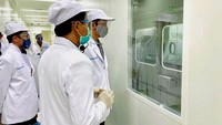 Diketahui, Uji klinis tahap 3 sebelum vaksin Covid-19 ini diproduksi besar-besaran merupakan tahapan yang perlu dilalui semua produk farmasi termasuk obat-obatan dan vaksin. Bio Farma menyatakan Badan Pengawasan Obat dan Makanan (POM) RI sudah mengetahui hasil positif dari tahapan uji klinis vaksin Covid-19, mulai dari uji pre-klinis, uji klinis tahap 1 dan uji klinis tahap 2 yang dilakukan di China. Istimewa/Dok. Biro Pers Sekretariat Presiden.
