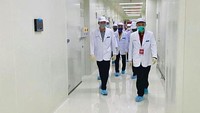 Penyuntikan dan pemantauan pasien uji klinis tahap 3 dilakukan terus menerus dan akan berlangsung hingga minggu ketiga di bulan Desember dengan total, 1.620 relawan. Karena itulah, mayoritas relawan adalah merupakan warga Bandung karena mereka harus terus dimonitor, diperiksa, dan menjalani analisa rutin dalam menilai efektifitas vaksin. Istimewa/Dok. Biro Pers Sekretariat Presiden.