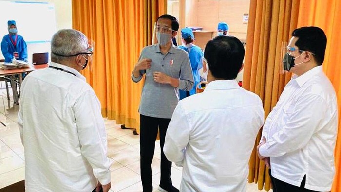 Presiden Joko Widodo tinjau fasilitas produksi vaksin COVID-19. Jokowi turut saksikan proses penyuntikan vaksin Corona yang tengah dalam tahapan uji klinis itu.