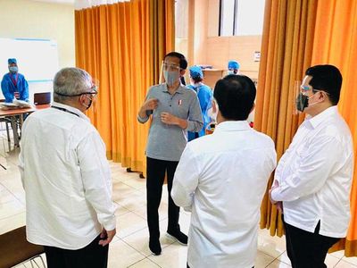 Foto: Jokowi Tinjau Uji Klinis Vaksin COVID-19 di Bandung
