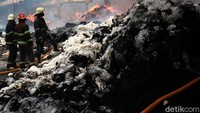 Api mulai membakar gudang kapas sekitar pukul 08.50 WIB.