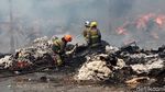 Melihat Perjuangan Damkar Padamkan Kebakaran Gudang Kapas di Bandung