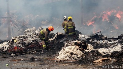 Melihat Perjuangan Damkar Padamkan Kebakaran Gudang Kapas di Bandung