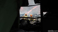 Api masih terlihat membara hingga pukul 13.00 WIB.