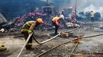 Melihat Perjuangan Damkar Padamkan Kebakaran Gudang Kapas di Bandung
