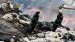 Melihat Perjuangan Damkar Padamkan Kebakaran Gudang Kapas di Bandung