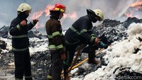 Kapas yang mudah terbakar membuat proses pemadaman memakan waktu.
