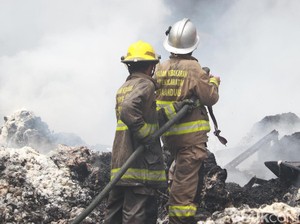 Kebakaran Gudang Kapas di Bandung Berhasil Dipadamkan