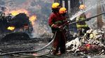 Melihat Perjuangan Damkar Padamkan Kebakaran Gudang Kapas di Bandung