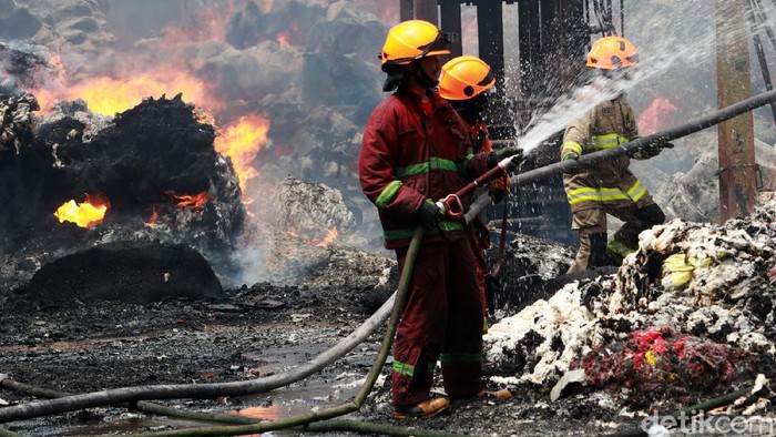 Kebakaran hebat melanda gudang produksi kapas di Kelurahan Cipadung Kulon, Kecamatan Panyileukan, Kota Bandung, Selasa (11/8/2020).