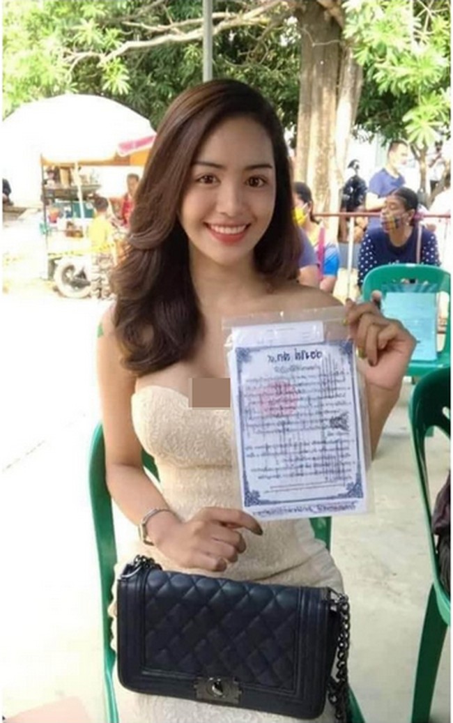 Kedatangan mereka di antara para pemuda maskulin bukan untuk mendaftar wajib militer. Tapi mengurus surat pembebasan wajib militer. Foto: Dok. Elite Readers