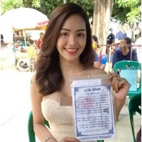 Kedatangan mereka di antara para pemuda maskulin bukan untuk mendaftar wajib militer. Tapi mengurus surat pembebasan wajib militer. Foto: Dok. Elite Readers