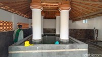 Dari segi bangunan Masjid Langgar Dalem terdapat mustoko yang ada di puncaknya. Selain itu juga terdapat empat saka yang berada di kolam tempat wudlu. 
