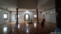 Kemudian di ruang utama ada tembok berhias kanan kirinya, yang berfungsi sebagai pembatas antara ruang mengaji dan ruang utama. Tembok pembatas itu terbagi menjadi empat bidang yang dipisahkan oleh tiga buah pintu masuk. 