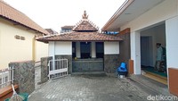 Masjid Langgar Dalem ini konon digunakan sebagai tempat untuk menimba ilmu islam. Bukan sekadar melaksanakan salat, melainkan di Masjid Langgar Dalem digunakan sebagai pendidikan hingga tempat ibadah. 