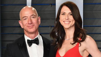 Jeff Bezos bercerai dengan sang istri, MacKenzie, pada tahun 2019 setelah menikah selama 26 tahun. MacKenzie mendapat harta gono gini besar karena ikut berpean dalam mengembangkan Amazon. Tahun 2019 itu pula, mulai berhembus rumor bahwa Bezos pacaran dengan Sanchez yang ternyata memang benar adanya. Foto: Instagram