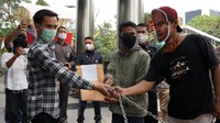 Massa medesak agar KPK dapat menindaklanjuti temuan audit Badan Pemeriksaan Keuangan Provinsi (BPKP) terkait kerugian negara dalam pembangunan jalan lintas Pulau okam di Kepulauan Aru, Maluku.