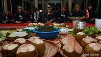 Peristiwa yang dimaksud yaitu, pembubaran acara doa di Solo dan polemik pembuatan makam sesepuh Sunda Wiwitan.
