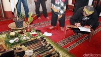 Di waktu yang sama, puluhan perwakilan masyarakat adat di Jawa Barat berkumpul di Kabuyutan Gegerkalong untuk melakukan pernyataan sikap dan menuntut pemerintah agar segera menyelesaikan permaslahan ini.