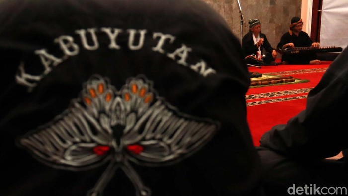 Masyarakat Adat Minta Jokowi Usut Pembubaran Doa Bersama di Solo Pembubaran acara doa bersama di Solo menyita perhatian Masyarakat Adat Budaya se-Nusantara. Mereka meminta Presiden Jokowi menindak pelaku pembubaran.