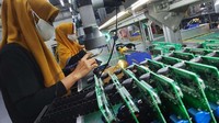 Dalam menetapkan standarisasi peralatan, PLN juga memperhatikan besaran tingkat komponen dalam negeri (TKDN) sehingga hal ini akan mendorong perusahaan dalam negeri untuk tumbuh dan menjaga keberlangsungan ekonomi nasional. Pool/dok. PLN.