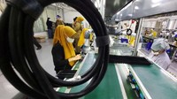 Para pekerja tengah merakit kWh Meter di pabrik di Tangerang, Banten. Pool/dok. PLN.