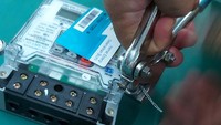Pemasangan segel pada kWh Meter yang telah jadi. Pool/dok. PLN.