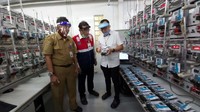 General Manager PLN Pusat Sertifikasi, Septa Hamid (tengah) sedang berbincang dengan Kepala Bidang Metrologi Legal Kabupaten Tangerang, Indra Dermawan (kiri) dan Chief Executive Officer PT Smart Meter Indonesia, St. Andika Sutedjo (kanan) saat meninjau pabrikan pembuatan kWh Meter di daerah Tangerang, Banten, Senin (10/8). Pool/dok. PLN.