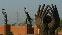 Memento Park di Hungaria ini didesain oleh seorang arsitek bernama Akos Eleod. Akon menyebut taman ini bukanlah untuk mengagung-agungkan komunisme, di sisi lain taman ini juga berbicara tentang demokrasi. (mementopark.hu)