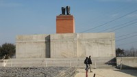 Pengunjung berjalan di depan patung Lenin. Menurut Akos, taman ini memang tentang kediktatoran. Tapi di saat yang bersamaan karena ada banyak yang membicarakan, taman ini juga tentang demokrasi. (mementopark.hu)