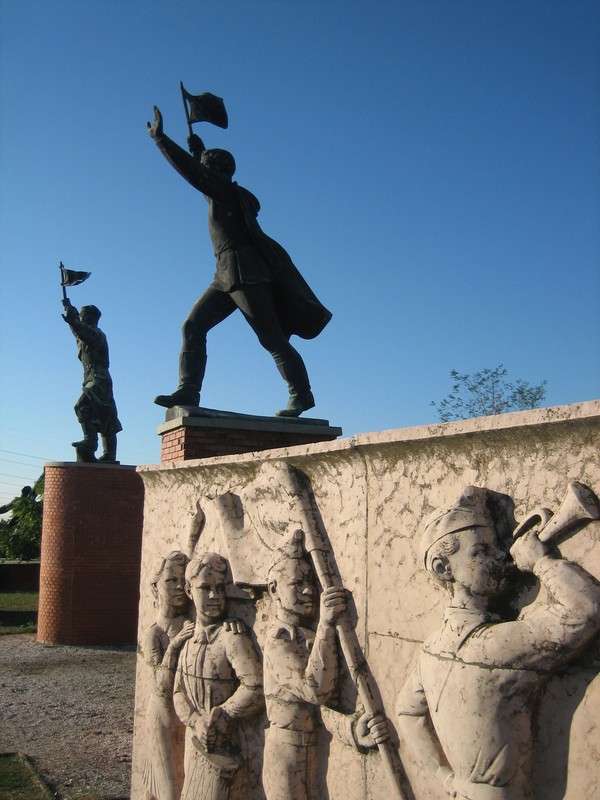 Tak terkecuali patung-patung pejuang dan tokoh lokal Hungaria yang sama-sama beraliran kiri juga ikut dipajang di taman ini, meski mereka tidak setenar Karl Marx, dkk. (mementopark.hu) Tak terkecuali patung-patung pejuang dan tokoh lokal Hungaria yang sama-sama beraliran kiri juga ikut dipajang di taman ini, meski mereka tidak setenar Karl Marx, dkk. (mementopark.hu)