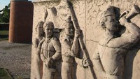Tak terkecuali patung-patung pejuang dan tokoh lokal Hungaria yang sama-sama beraliran kiri juga ikut dipajang di taman ini, meski mereka tidak setenar Karl Marx, dkk. (mementopark.hu)