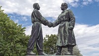 Patung-patung ini adalah bagian dari sejarah Hungaria. Hanya demokrasi yang menyediakan ruang untuk berpikir bebas tentang kediktatoran, jelas Akos. (mementopark.hu)(Universal Images Group via Getty)
