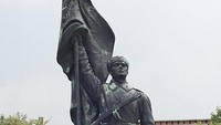 Patung tentara membawa bendera Red Flag. Memento Park di Hungaria dibuka setiap hari untuk wisatawan. Taman ini buka dari pukul 10.00 hingga senja tiba. (NurPhoto via Getty Images)