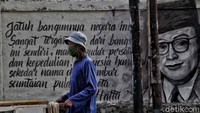 Mural bergambar Mantan Wakil Presiden Indonesia, Mohammad Hatta, juga dibuat bersama dengan kalimat penyemangatnya.  
