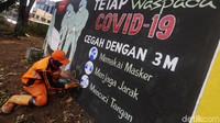 Mural itu meminta warga untuk tetap waspada terhadap COVID-19.