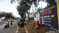Mural ini juga meminta warga untuk tetap memakai masker, menjaga jarak, dan mencuci tangan.