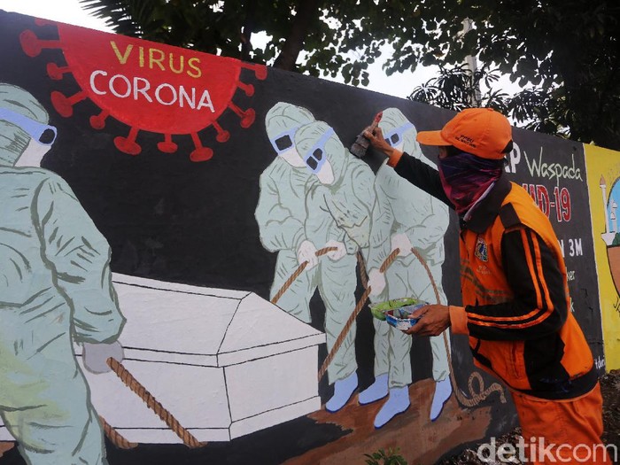 Petugas Pekerja Penanganan Sarana dan Prasarana Umum (PPSU) Kelurahan Bukit Duri, Jakarta menyelesaikan pembuatan mural tentang Covid-19, Jakarta, Selasa  (11/8/2020). Jumlah pasien positif Covid-19 di DKI Jakarta per Senin (10/8/2020) adalah 26.162 orang. Angka ini tertinggi di Indonesia. Dari total kasus positif itu, 16.446 orang dinyatakan telah sembuh, sedangkan 940 orang dilaporkan meninggal dunia. Sementara itu, sebanyak 8.807 pasien masih menjalani perawatan di rumah sakit maupun menjalani isolasi mandiri.