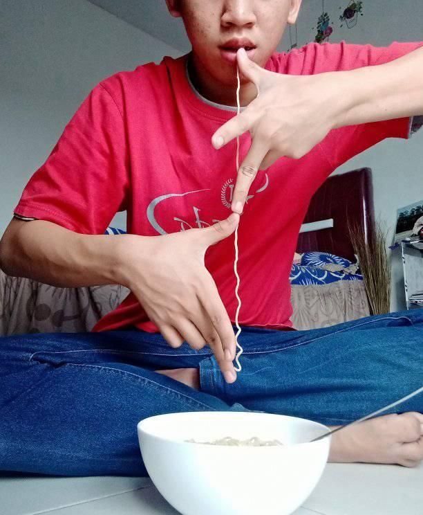 Netizen senang ngukur panjang mie instan pakai jengkal tangan