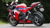 Selebihnya tidak tampak perbedaan yang radikal antara CBR600RR baru dengan versi lama. Mulai bagian tangki, area tengah, hingga ke bagian belakang, CBR600RR baru masih mempertahankan desain lama. Bahkan desain pelek, swingarm, rem cakram, hingga spakbor belakang juga identik dengan model sebelumnya. Foto: Autoby