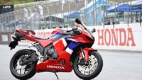 Dalam foto-foto tersebut terlihat jelas penampakan New Honda CBR600RR dari berbagai sudut pandang. Mulai dari depan-samping dan belakang-samping, terdapat juga detail foto fascia, panel instrumen, dan layout tombol di setang kanan dan kiri. Foto: Autoby