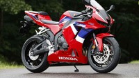 Bagian fairing memang masih mempertahankan garis desain sebelumnya. Namun ada tambahan komponen winglet yang berbentuk seperti sirip hiu. Part ini biasanya difungsikan untuk menambah efek downforce pada motor sport saat kecepatan tinggi. Foto: Autoby